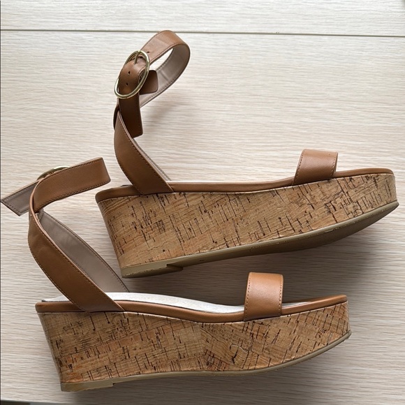 Stuart Weizmann Women's Tan Platform Sandals - Picture 10 of 10
